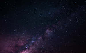 銀河系在夜空中閃耀著紫色和藍色星雲。