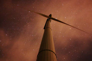 星空橙色夜空下的風力渦輪機