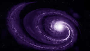在深空中，一個發光的紫色螺旋星系，帶有明亮的核心和星場。 — 月色夜空 壁紙