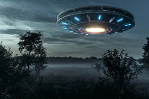 一艘發光的UFO在夜間盤旋在迷霧森林上空。