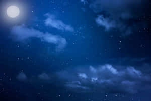 月光下的夜空，有星星和飄動的雲