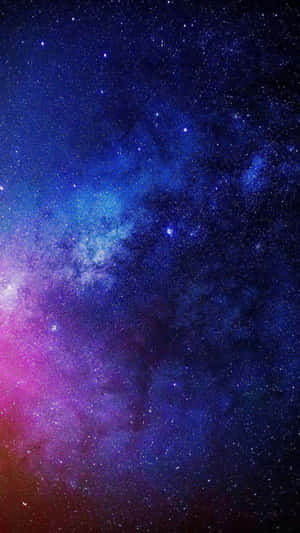 廣闊的宇宙場景，閃爍的星雲和星辰呈現深藍色和洋紅色調。 — 月亮與星星動畫 壁紙
