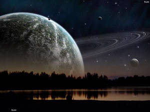 一個人在湖邊的剪影，背景是廣闊的外星天空，有行星和環。 — 月色夜空 壁紙
