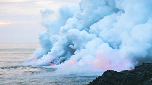 黃昏時分，海洋熔岩流升起的火山蒸氣和煙霧