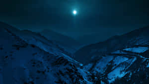 白雪覆蓋的山谷，明亮的月亮和星空 — 月色夜空 壁紙