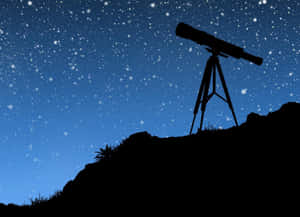 望遠鏡在三腳架上，位於山頂，星空夜空下 — 月色夜空 壁紙
