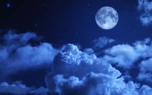 滿月透過藍色雲層在繁星點點的夜空中閃耀。