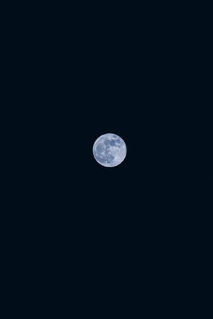 滿月在黑暗的夜空中閃耀 — 月色夜空 壁紙