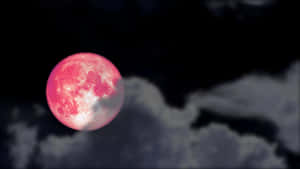 粉紅月亮在夜間穿過烏雲閃耀。 — 淺粉紅色 壁紙