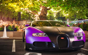 紫色和黑色的Bugatti Veyron夜間停在燈光樹下。
