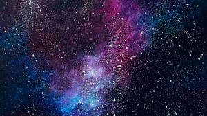 色彩繽紛的宇宙星雲，帶有深紫色、藍色和粉紅色調的星星。