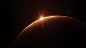 太陽在太空中的行星地平線上升起，星星可見