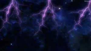 紫色閃電照亮了佈滿星星的宇宙天空和發光的星雲。 — 淺紫色動態圖片 壁紙