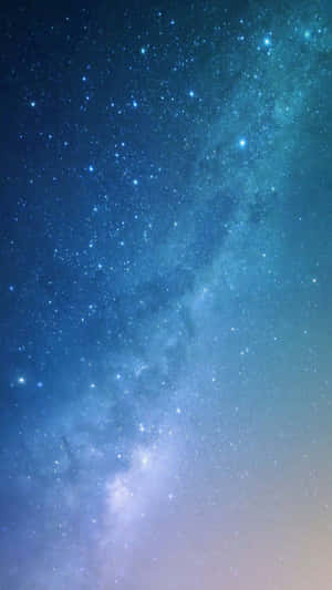 在黑暗的夜空中，銀河系閃爍著藍色和藍綠色的星星。