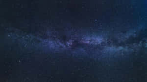 銀河系在黑暗的夜空中散發著紫色和藍色的星光。
