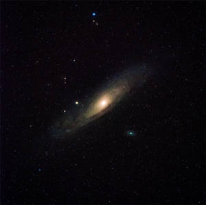 在深空中具有明亮核心和星空背景的螺旋星系。
