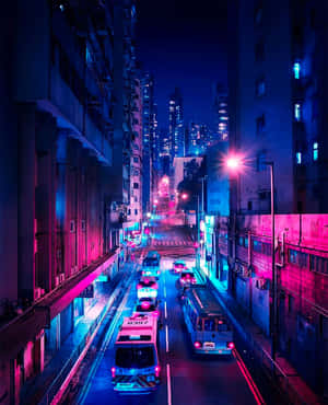 夜晚霓虹燈照亮的城市街道，巴士和汽車在粉紅色和藍色燈光下行駛。