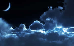 月光下的雲朵在繁星點點的夜空中散發著空靈的藍光。 — 月色夜空 壁紙
