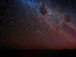 黑暗地平線上方有銀河和流星的星空夜空。 — 夜空 壁紙