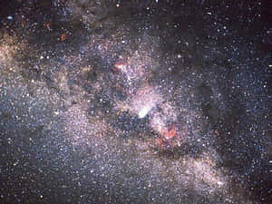 深空中帶有恆星和彩色星雲的銀河系。
