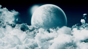 在漆黑的夜空中，一輪大月亮從厚厚的雲層中探出頭來。