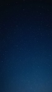帶有深藍色調漸變的星空。