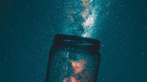 一個裝有發光宇宙塵埃的罐子，背景是星空藍綠色。