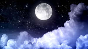 滿月在繁星點點的夜空雲層中閃耀。