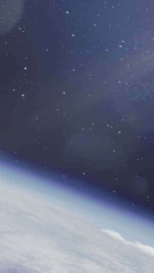 從太空看地球，黑暗的天空中星星閃爍
