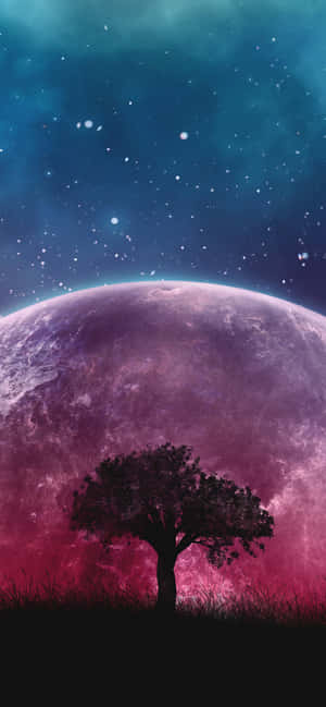 草地上的一棵孤樹，背後有發光的行星和星空。 — 月色夜空 壁紙