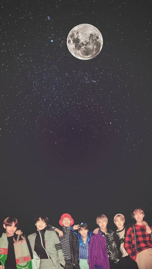 七個年輕男子在滿月和星星下站在一起。 — 月色夜空 壁紙