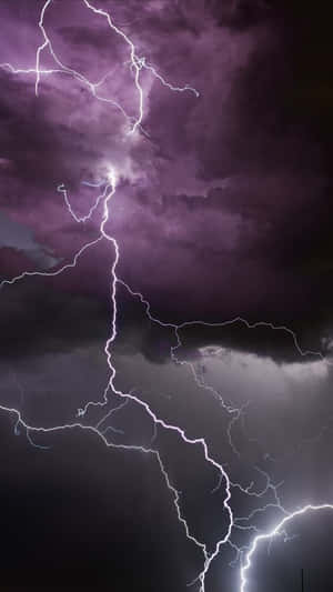 明亮的閃電照亮了紫色的暴風雨雲。