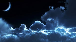 星空下帶有新月和發光雲朵的夜空