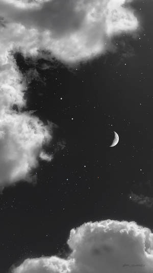 在黑白夜空中，新月和星星透過雲層可見。 — 月色夜空 壁紙