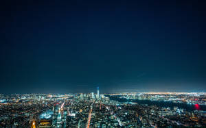 夜晚充滿活力的城市天際線，閃爍的燈光和星空。