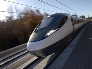 一列高速列車在陽光明媚的日子裡穿過秋天的森林。