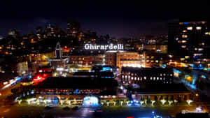 吉拉德里廣場的夜間空中景觀，建築物和街道燈火通明。 — 夜晚 GIF 壁紙