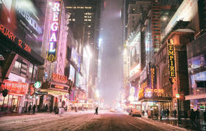 夜晚積雪的街道，被發光的霓虹燈招牌和路燈照亮。