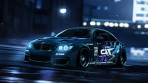一輛藍色改裝BMW飄移車在夜晚的雨中霓虹城市中飛馳。