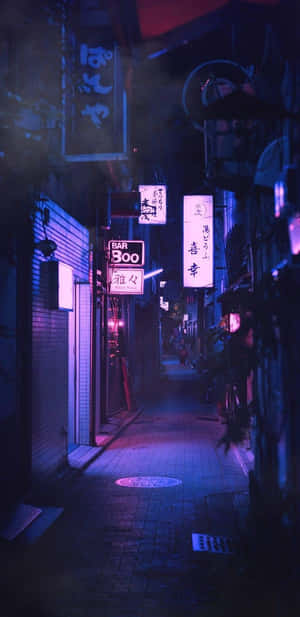 夜晚霓虹燈招牌閃爍的狹窄日本小巷。