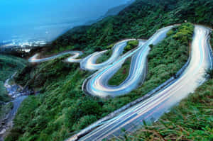 夜間山間蜿蜒道路