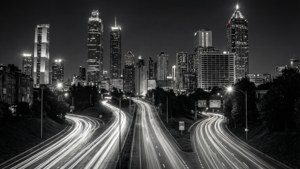 夜晚城市景觀，高速公路上行駛的汽車留下光軌。