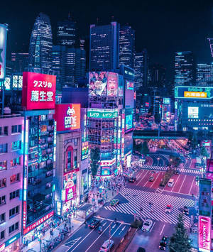 充滿活力的東京夜景，閃爍的霓虹燈招牌和繁忙的街道。