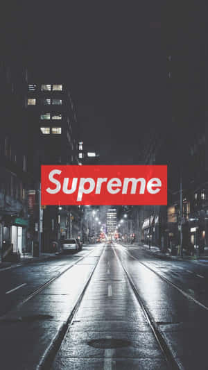 高樓之間夜晚濕漉漉的城市街道上方的紅色Supreme標誌。