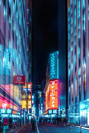 霓虹燈招牌照亮了夜晚繁忙的東京街道，行人穿梭在高樓大廈之間。