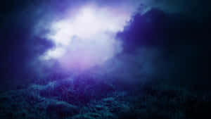 夜間，紫色和藍色發光的光線穿過黑暗的雲層，照耀在霧氣瀰漫的田野上。 — 森林 壁紙