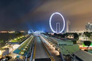 夜間賽車場，新加坡摩天輪在背景中閃耀。