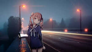 穿著校服的動漫女孩在夜晚站在濕漉漉的路邊，在發光的街燈下。