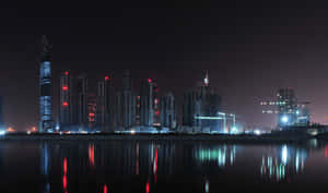 夜間城市天際線，燈火通明的摩天大樓倒映在水中。 — 夜景城市 壁紙