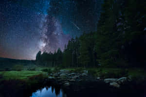 銀河與流星下的森林河流星空 — 夜晚 GIF 壁紙